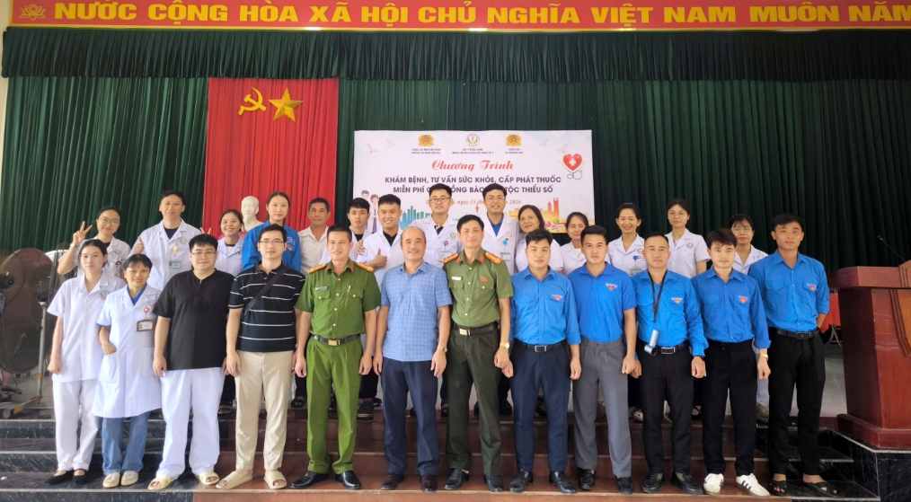 BỆNH VIỆN ĐK BẮC NINH SỐ 2 PHỐI HỢP PHÒNG AN NINH NỘI ĐỊA KHÁM, TƯ VẤN SỨC KHỎE CHO NGƯỜI DÂN TẠI XÃ DƯƠNG HƯU